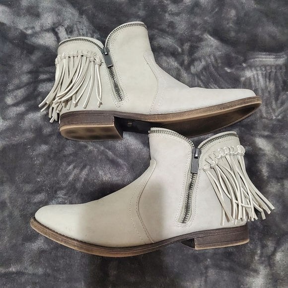Zipper detail stone colored fringe booties - Picture 3 of 5